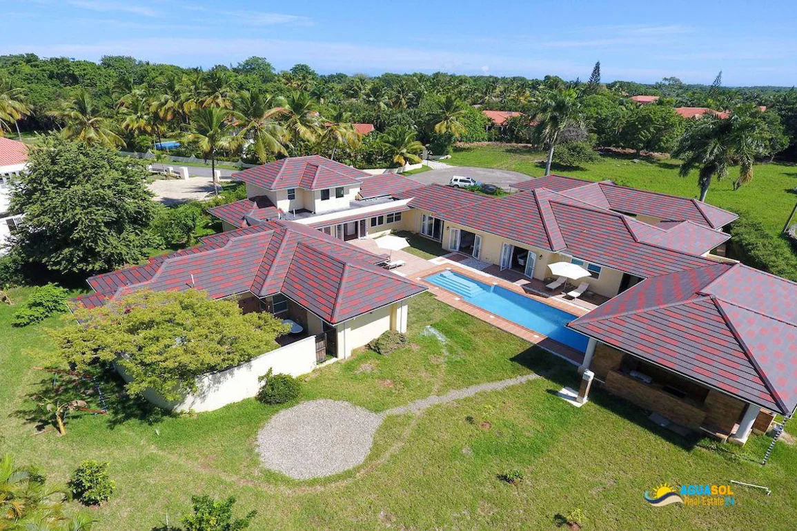 For sale luxury villa, view 1 of 11
