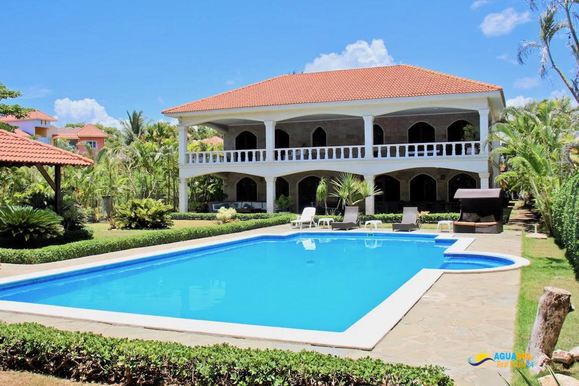 For sale villa on the beach, view 1 of 8
