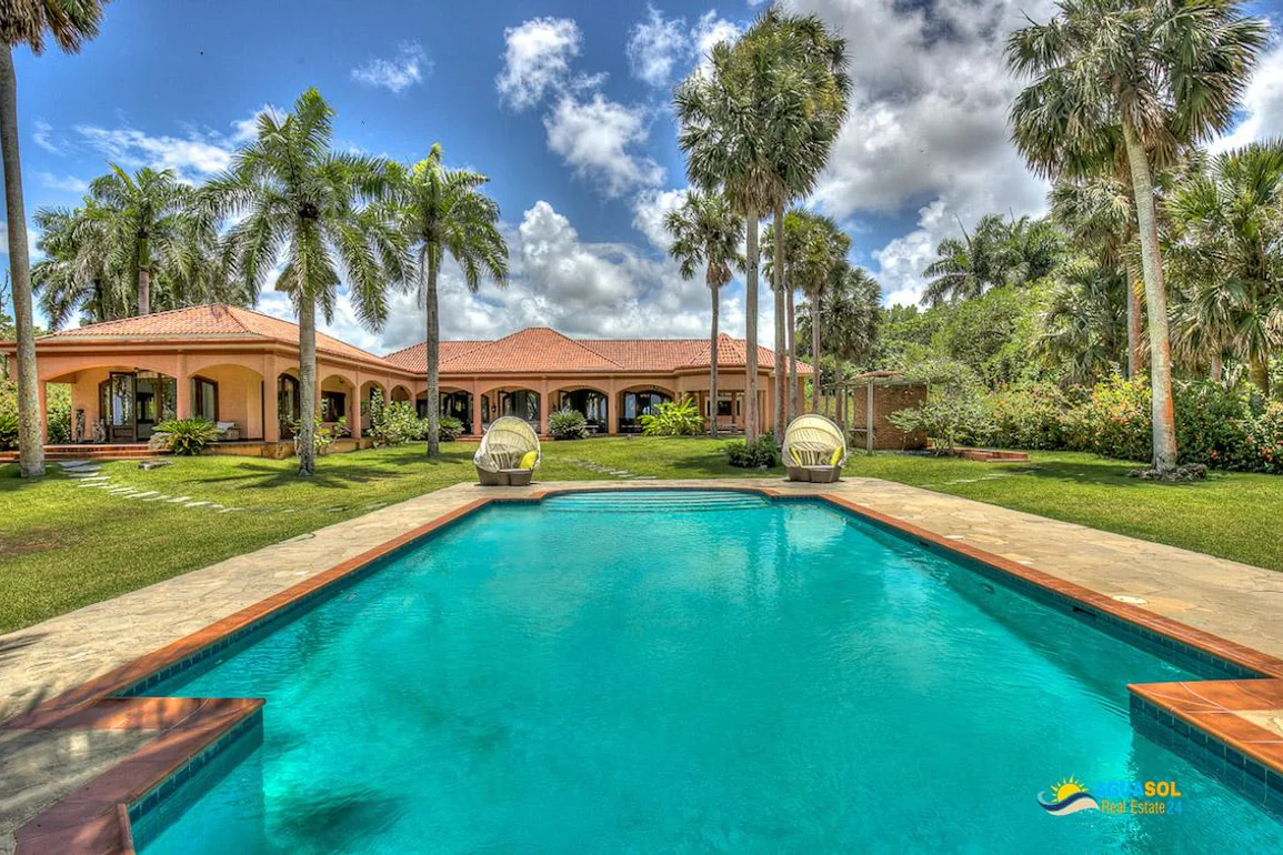 Villa Beachfront in Cabarete, view 1 of 11