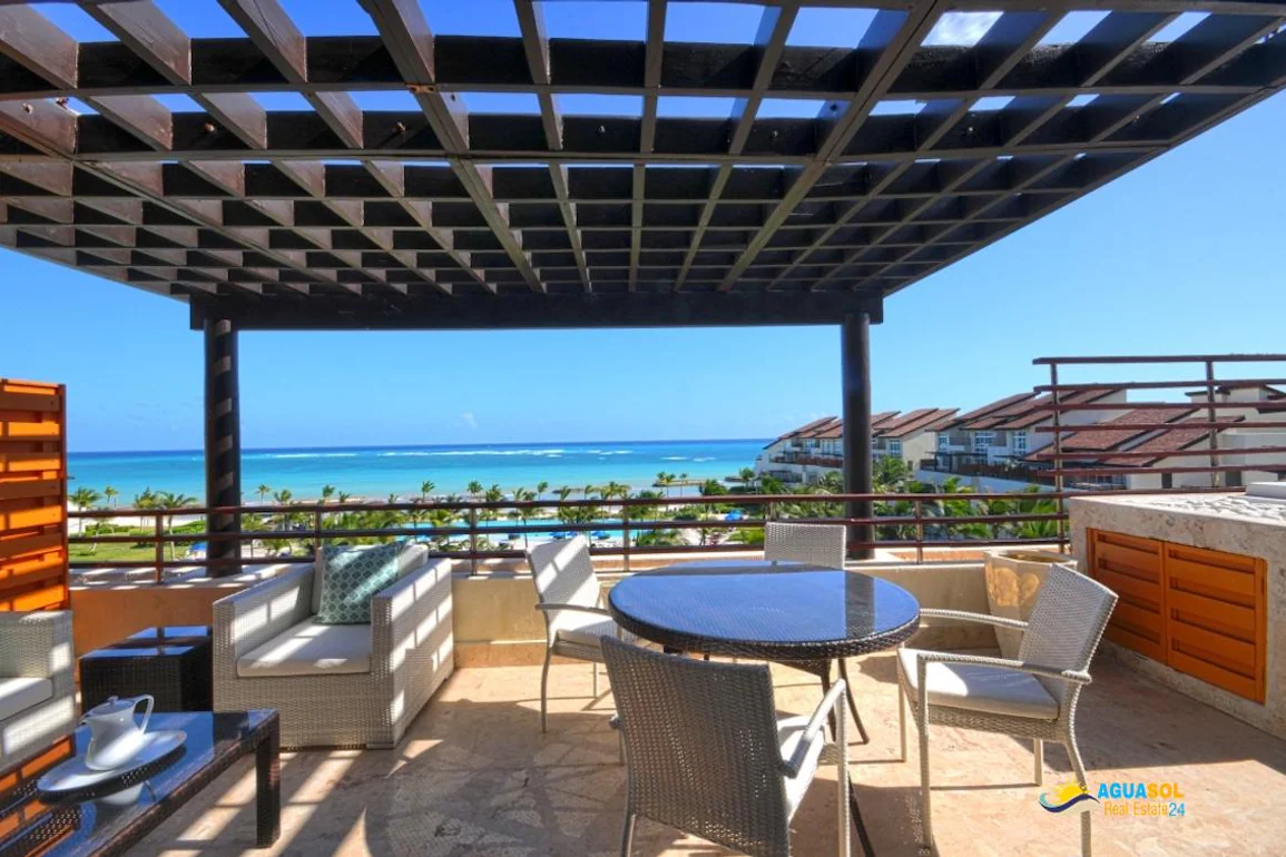 Oceanfront Penthouse in Sotogrande, view 1 of 8