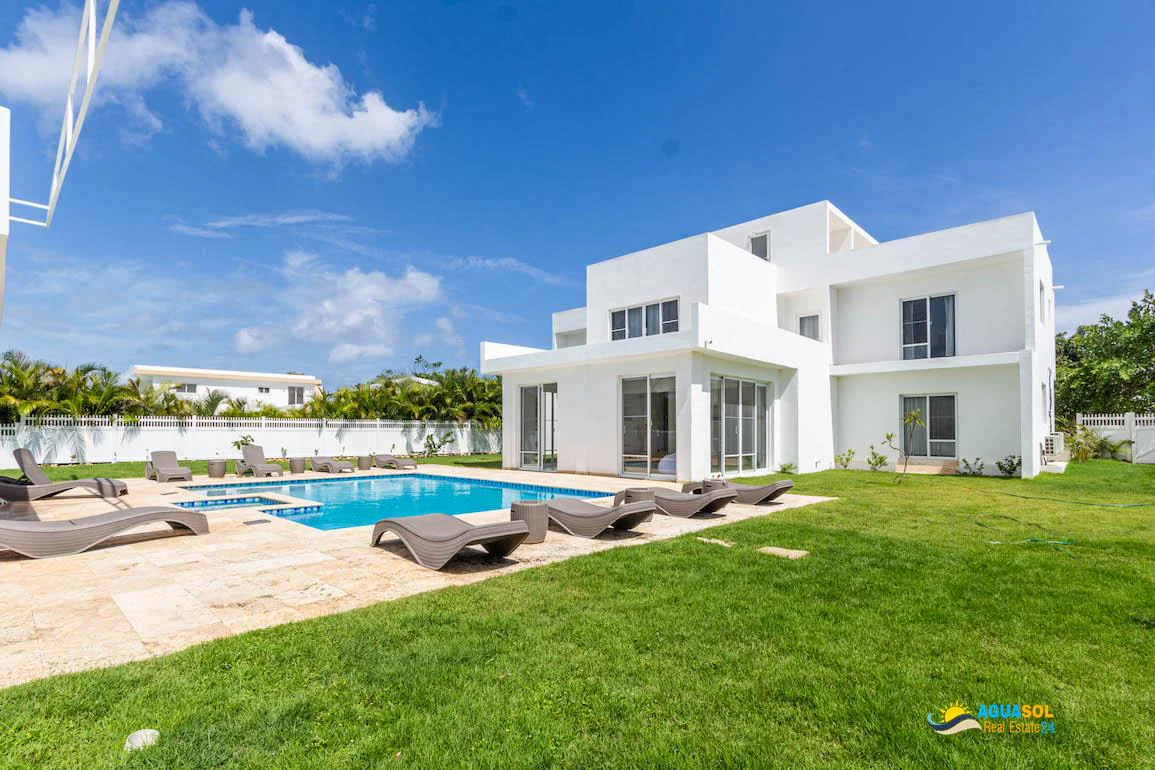 For sale villa in Sosua, view 1 of 8